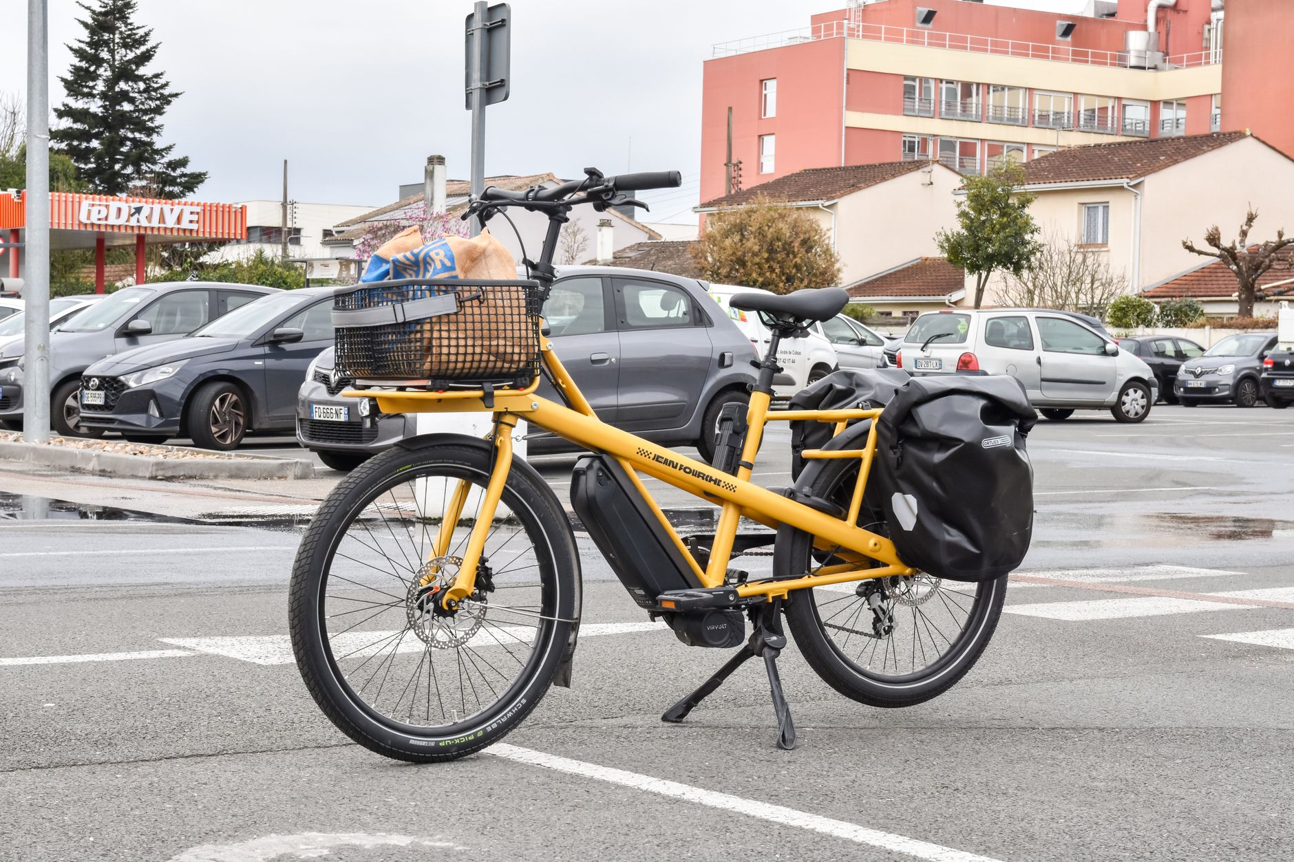 E-bike parcheggiata su una terrazza di un bar con la batteria in bella vista