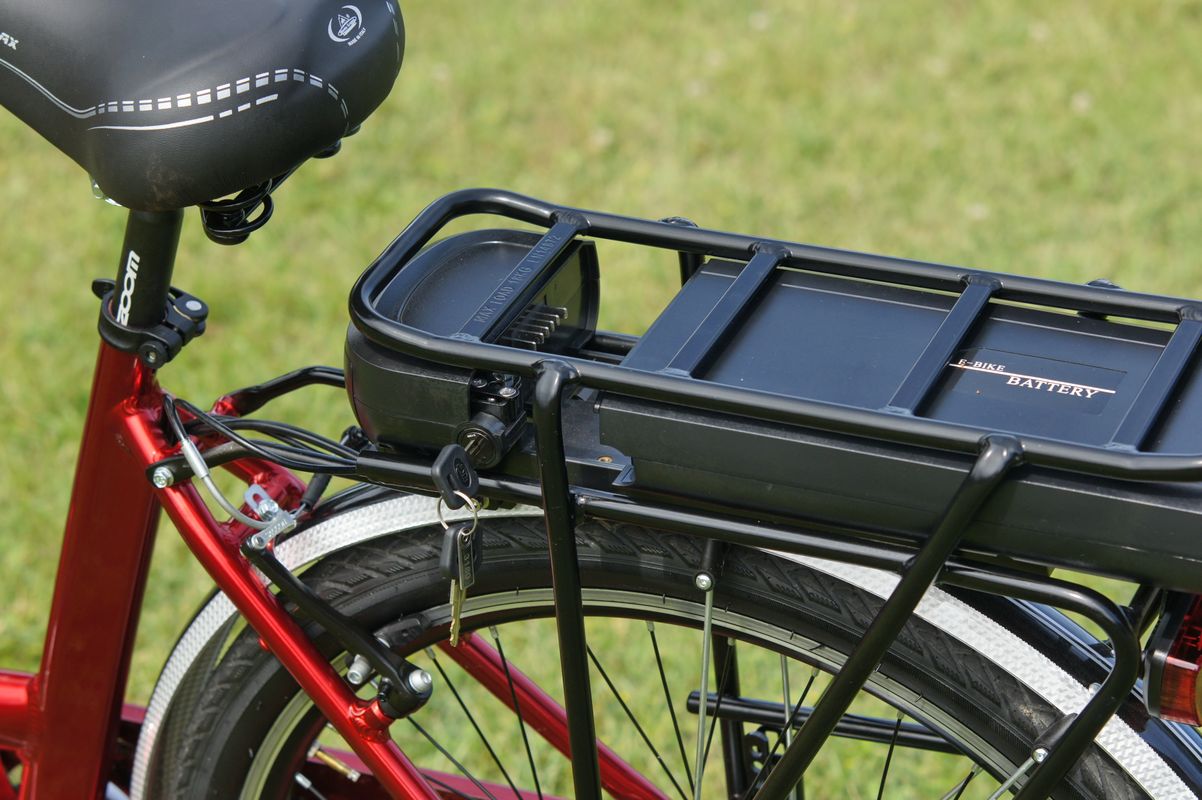 Primo piano della batteria di un'e-bike montata sul portapacchi